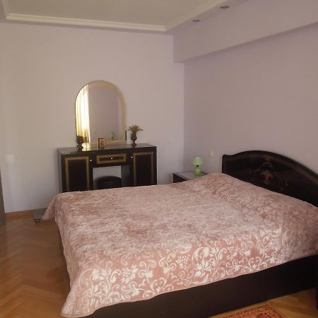 Nellie'S Apartment Batumi Exterior foto